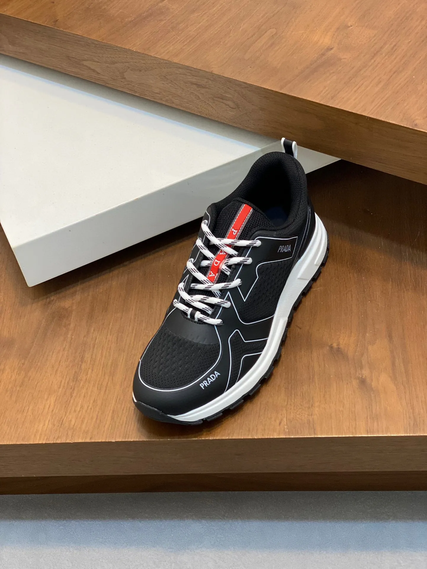 Men's Men's Shoes 💰780 Prada/Prada Men's Leather Casual Sports Shoes, great products made in Guangzhou! Made of imported solid-color calfskin stitched with mesh cowhide upper, three-dimensional geometric segmentation, precision manufacturing, even stitching, the leather texture can be seen at a glance, multi-color splicing, fashionable and generous, soft, comfortable and breathable, decorated with the PRADA letter logo on the outside. The tongue is decorated with the classic letter logo, and the heel is decorated with a fabric strap. It is a classic sports shoe shape of the P family, with a fabric lining, a cowhide footbed with a silver logo, and an exclusive rubber outsole of the P family. The details are carefully crafted, making it a versatile item for travel! Comes with original box and dust bag! Multiple colors available! Size: 39-40-41-42-43-44 standard leather shoe size